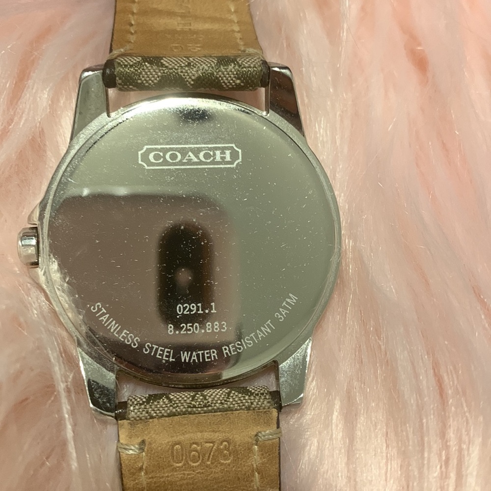 Coach watch w/classic signature fabric.This needs a battery!Amazing condition - Picture 5 of 5